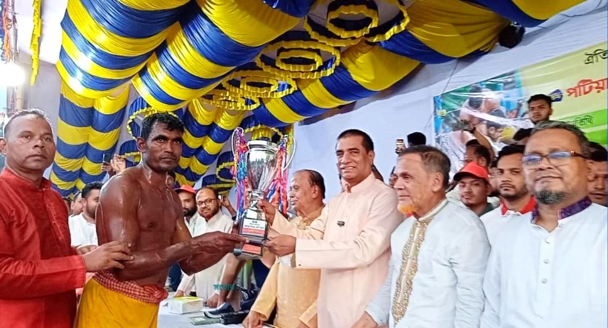 পটিয়ায় আমজু মিয়ার বলীখেলায় চ্যাম্পিয়ন মহেশখালীর মাসুম বলী।