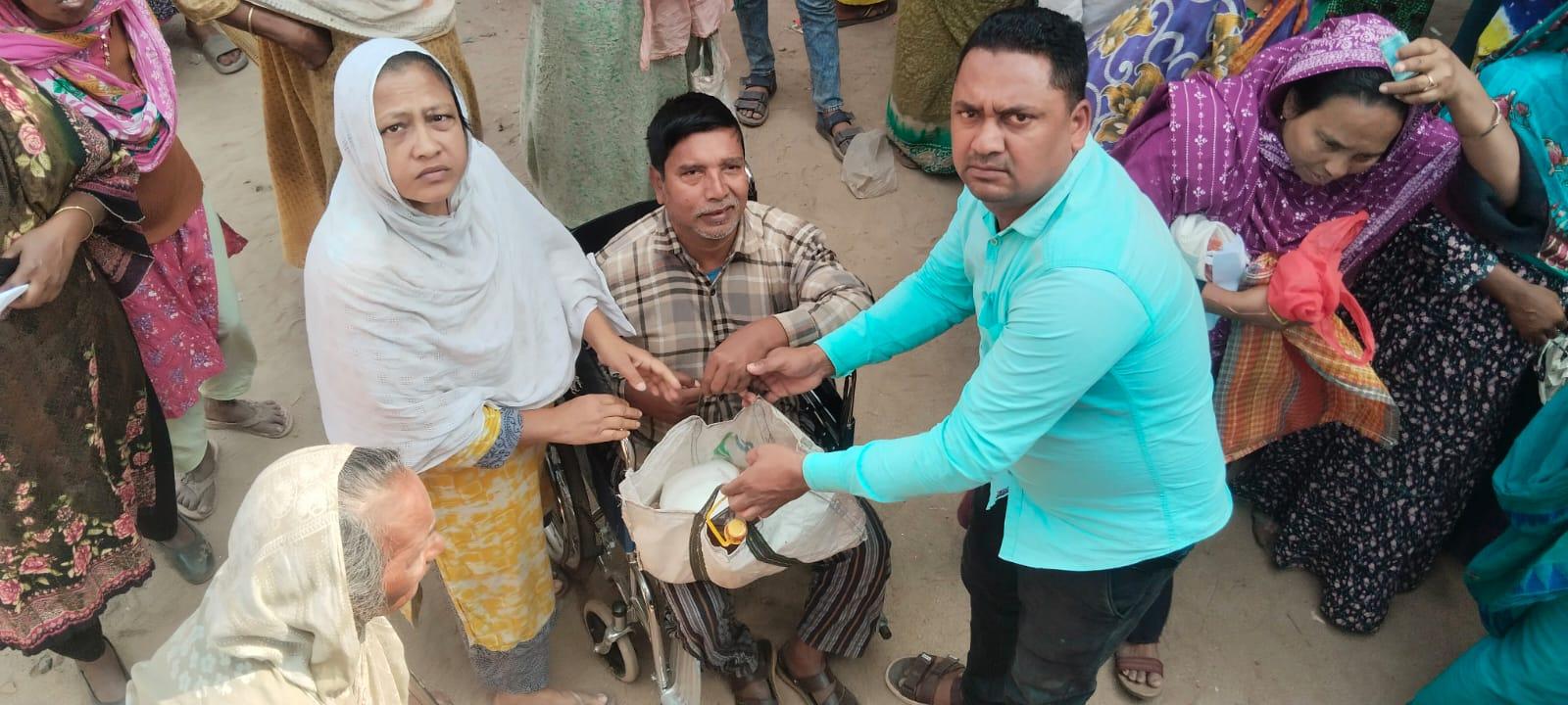 দিনাজপুর পৌরসভার ১১ নম্বর ওয়ার্ডে টিসিবির পণ্য বিতরণ।