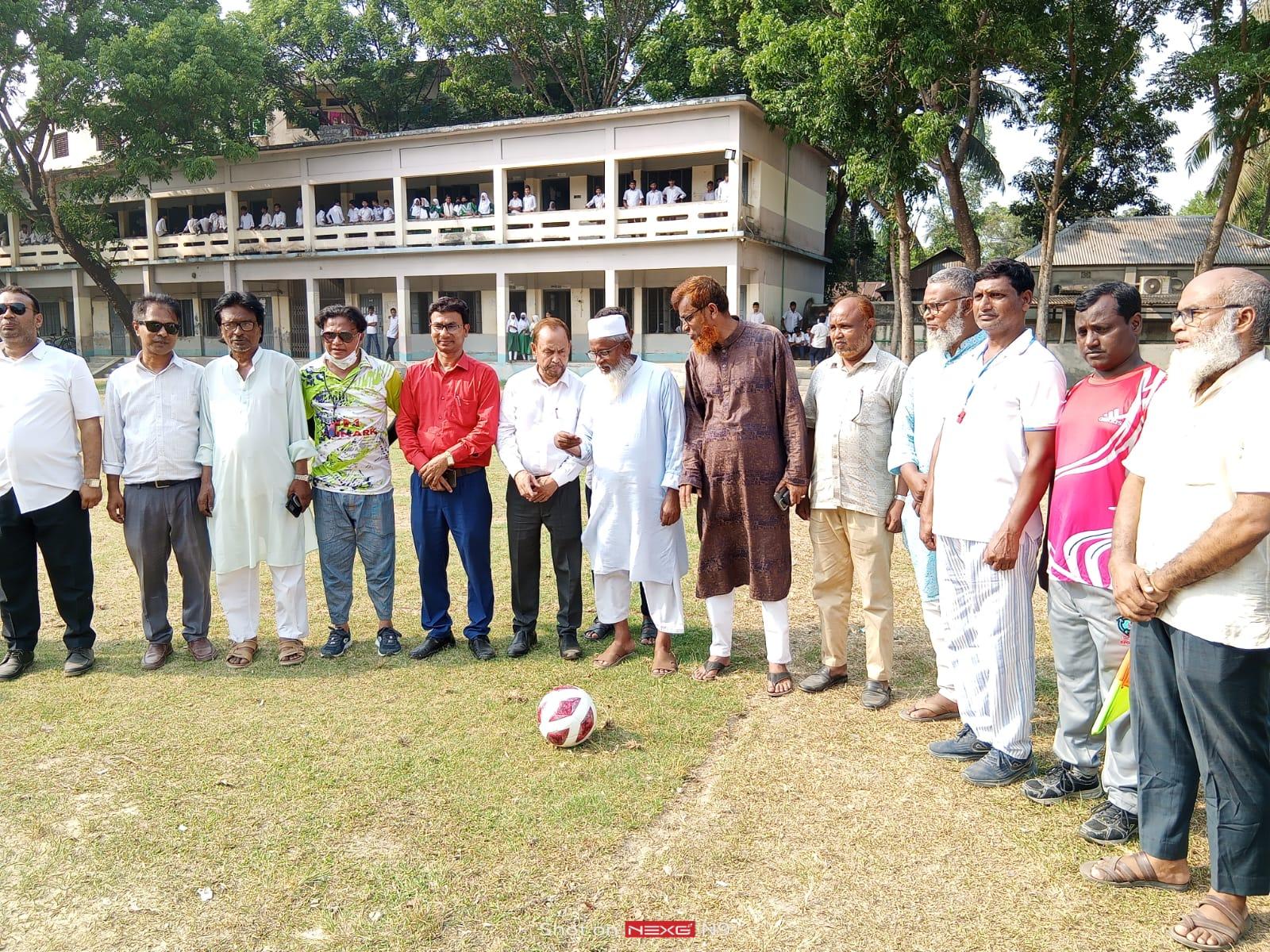 রায়গঞ্জে প্রাথমিক বিদ্যালয়  গোল্ডকাপ ফুটবল টুর্নামেন্টর উদ্বোধন।