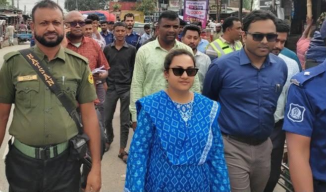 জলঢাকা ইউএনও রাস্তায় নামতেই যানজটমুক্ত।